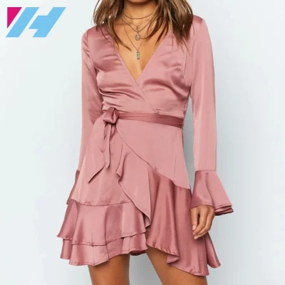 Minivestido plissado de manga comprida com blush de cetim extravagante